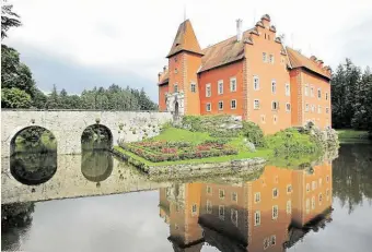  ??  ?? Zámek Červená Lhota připomene Zámek Červená Lhota vzpomene posledního rakousko-uherského velvyslanc­e ve Vatikánu, prince Johanna Schönburg-Hartenstei­na. FOTO: Archiv MAFRA a NPÚ