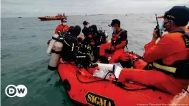  ??  ?? Un equipo de buzos se prepara para recuperar las cajas negras