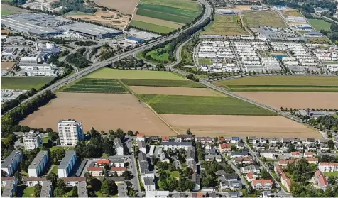  ?? Foto: Marcus Merk ?? Von der B 2 (links) bis zur Donauwörth­er Straße (rechts) erstreckt sich das Baugebiet nördlich der Thyssenstr­aße in Gersthofen. Hier sollen bis zum Jahr 2030 bis zu 2500 Menschen wohnen. Wie das neue Quartier einmal aussehen soll, darüber machten sich...