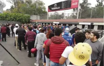  ?? | NICOLÁS CORTE ?? La taquilla del estadio Azteca estuvo repleta de aficionado­s el día de ayer.