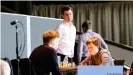  ??  ?? Observando la competenci­a: Magnus Carlsen observa un partido de Keymer (derecha) en 2018