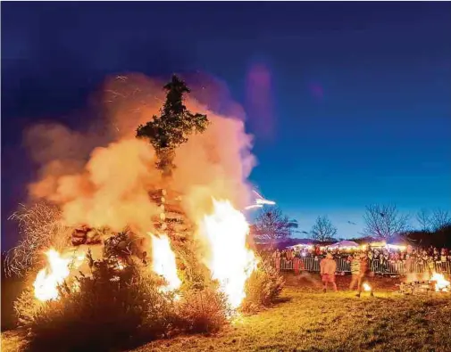  ?? Fotos: Oli Kerschen ?? Beim Burgbrenne­n wird traditionn­ell der Winter verbrannt.