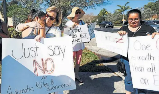  ?? (AP) ?? Basta de armas. En las calles de Parkland, donde ocurrió la masacre, el dolor no cesa y crece el clamor contra la venta de armamentos.