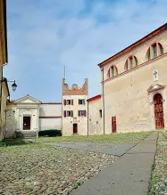  ??  ?? Da Con domenica l’inizio di luglio non si può più parcheggia­re in piazza Castello E per i residenti sono stati trovati altri posti in zone vicine