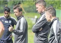  ??  ?? Neil McCann issues instructio­ns at training.