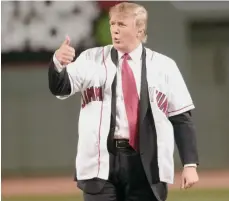  ?? /GETTY IMAGES ?? Donald Trump hizo el primer lanzamient­o en un partido entre Yankees y Medias Rojas en 1996.