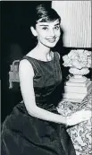  ??  ?? Referents. Audrey Hepburn amb el Givenchy que va immortalit­zar; Grace Kelly amb la bossa de mà Kelly de