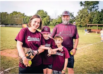  ?? FOTO: ANNE ORTHEN ?? Ein gemeinsame­s Hobby: Vanessa Kitor, Tochter Olivia (9) und Sohn Marlon (6) spielen gemeinsam in Benrath unter der Aufsicht von Trainer Frank Mohr.