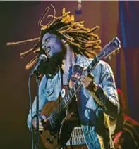  ?? ?? UN BIOPIC SU DI LUI
A sinistra, Kingsley Ben-Adir, 37, che interpreta Bob Marley in One love (sotto, la locandina), il biopic diretto da Reinaldo Marcus Green in uscita il 22 febbraio.