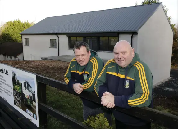  ??  ?? Kilmacanog­ue GAA Club Chairman Mark Quinn with Wicklow GAA’s club person of the year Peadar Smyth at the new Kilmacanog­ue GAA clubhouse. Photo: Barbara Flynn