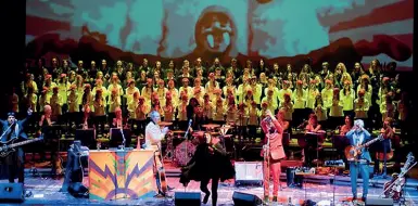  ??  ?? La Magical Mystery Orchestra in concerto, la maggiore «cover band» dei Beatles Lonely Hearts