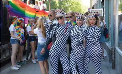  ?? FOTO: CAROLINE NIKOLINE ENGE ?? Frisørene Johanne Monge, Vibeke Dahl og June Eriksen er med i paraden for første gang. – Vi ville ha noe som gjør at vi synes, sier de om kostymeval­get.