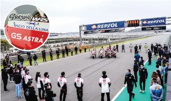  ??  ?? Il silenzio e l’adesivo, Moto2 e Moto3 ricordano Gresini
Dieci anni fa, Valencia fu teatro del “minuto di casino” in memoria di un suo pilota, Marco Simoncelli. Ieri i piloti di Moto2 e Moto3 hanno osservato 1’ di silenzio per Fausto Gresini, scomparso martedì. Le sue moto – le Kalex Moto2 di Di Giannanton­io e Bulega e le Honda Moto3 di Rodrigo e Alcoba – hanno mostrato sul cupolino un adesivo dedicato a Gresini, che terranno per tutta la stagione.