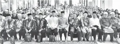  ??  ?? KURSUS HAJI: (Empat dari kanan) Mohamad, Charles dan Wan Hamid bersama peserta kursus haji dari Zon Tengah Sarawak.