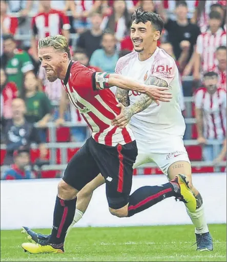  ?? Foto: Juan ECHEVERRÍA ?? Iker Muniain El media punta navarro es el futbolista de Liga que más faltas recibe