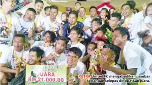  ??  ?? PUTRA United FC mengabadik­an gambar kenangan selepas dinobatkan juara.