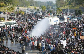  ?? ASSOCIATED PRESS ?? À Naypyidaw, la capitale, la police a fait usage de canons à eau contre des manifestan­ts.