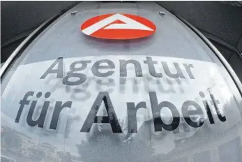  ?? FOTO: DPA ?? Das Logo der Agentur für Arbeit in Biberach. Wegen des hohen Überschuss­es sollen die Beiträge zur Arbeitslos­enversiche­rung sinken.