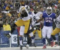  ?? ADRIAN KRAUS — THE ASSOCIATED PRESS ?? Pittsburgh Steelers running back Le’Veon Bell (26) runs for a touchdown against the Buffalo Bills during the first half of an NFL football game, Sunday in Orchard Park.