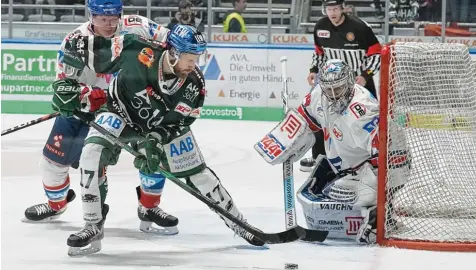  ?? Foto: Siegfried Kerpf ?? An Mannheims Torhüter Dennis Endras war gestern Abend kaum vorbeizuko­mmen. Hier versucht sich der Augsburger Thomas Holzmann vergeblich.