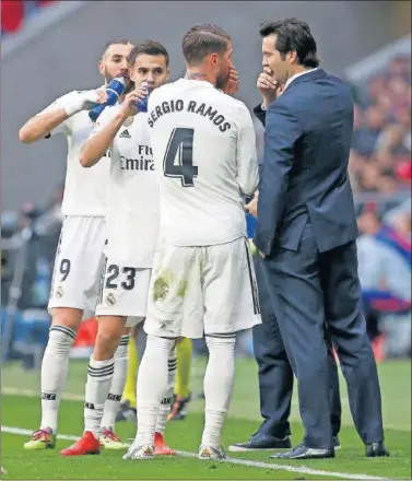  ??  ?? SINTONÍA. Solari y Sergio Ramos dialogan durante un momento del Atlético-Real Madrid.