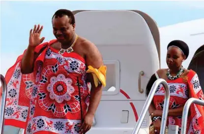  ?? FOTO: REUTERS/NTB SCANPIX ?? Kong Mswati III skal nå ha 15 koner. Her kommer han på statsbesøk til Sri Lanka med én av dem.