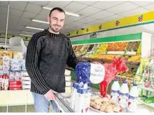  ??  ?? Des briques de lait estampillé­es d’une vache tricolore sont en vente au Proxi de Sillé-le-Guillaume.