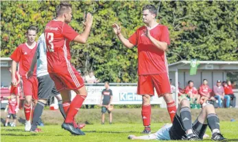  ?? FOTO: PETER SCHLIPF ?? Geschlagen: Während Adelmannsf­elden (weißes Trikot) am Boden liegt, feiert Eigenzell.