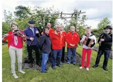  ??  ?? le groupe J3M avec le président de la SNSM au centre et des bénévoles