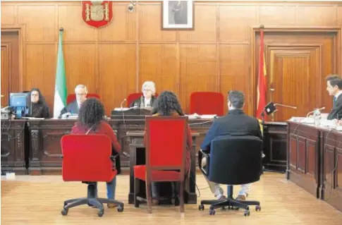  ?? MANUEL GÓMEZ ?? Los tres acusados frente a la magistrada durante el juicio del pasado mes de febrero