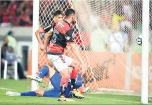  ?? Wesley Santos/Estadão Conteúdo ?? O zagueiro Réver marcou o gol que evitou a derrota rubro-negro no clássico; Fluminense continua ameaçado pela zona da degola