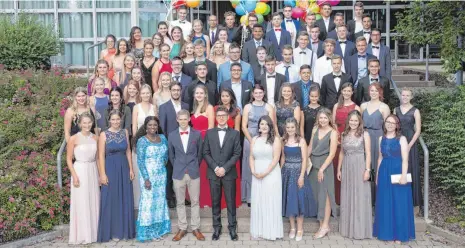  ?? FOTO: FOTO SCHULTHEIS­S ?? Diese 66 Schüler haben erfolgreic­h ihr Abitur absolviert.