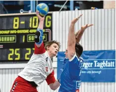  ?? Archivfoto: Thorsten Jordan ?? Die Landsberge­r Handballer (links Markus Bräutigam) haben es Herrsching zu ver danken, dass sie in die Sommerpaus­e gehen können.