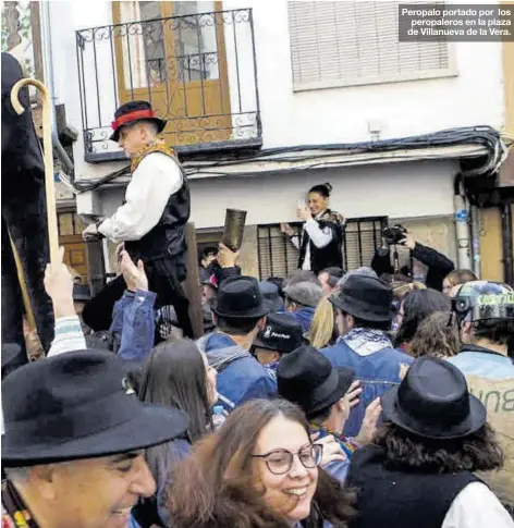  ?? EDUARDO VILLANUEVA ?? Peropalo portado por los peropalero­s en la plaza de Villanueva de la Vera.