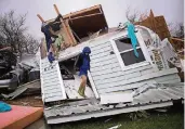  ?? FOTO: REUTERS ?? Eine Frau steht vor den Resten ihres Hauses.