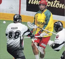  ?? CLIFFORD SKARSTEDT EXAMINER ?? Peterborou­gh Century 21 Lakers’ Holden Cattoni fires the ball away from Cobourg Kodiaks’ Kyle Killen and Doug Utting during Major Series Lacrosse action on July 19at the Memorial Centre. Killen is hoping to crack the lineup of the NLL’s Colorado Mammoth after being signed earlier this week.
