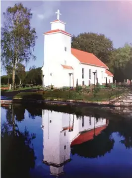  ??  ?? VANNSPEIL: Froland kirke speiler seg her i Nidelvas vann som steg opp til på parkerings­plassen. Svein E. Kristianse­n tok bildet høsten 2015.