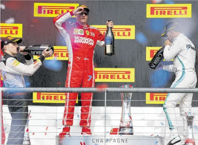  ?? BILD: SN/GEPA PICTURES ?? Mit so einem Siegerbild durfte nicht gerechnet werden: Räikkönen in Bildmitte feierte mit Verstappen (l.) und Hamilton .