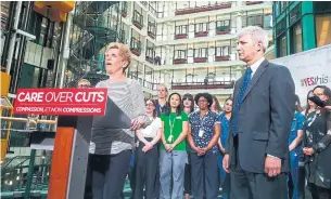  ?? ROBERT BENZIE/TORONTO STAR ?? Liberal Leader Kathleen Wynne with Sick Kids president and CEO Michael Apkon.