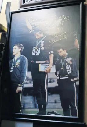  ??  ?? Tommie Smith y John Carlos protestaro­n contra los abusos a los negros.