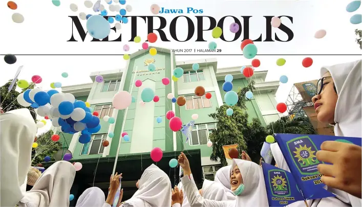  ?? DITE SURENDRA/JAWA POS ?? JANJI JUJUR: Para siswa SMA Muhammadiy­ah 2 Surabaya melepaskan balon ke udara menjelang pelaksanaa­n ujian nasional berbasis komputer (UNBK) pada Senin (10/4).