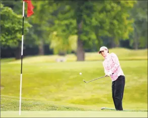  ?? Matthew Brown / Hearst Connecticu­t Media ?? Carol Frattaroli makes an approach shot on the 10th green during the Stamford Amateur Championsh­ip at Sterling Farms Golf course on Saturday.