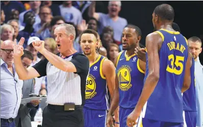  ?? BRANDON DILL / AP ?? Referee Scott Wall calls Golden State Warriors guard Stephen Curry (center) for a foul as he and his teammates Andre Iguodala (9) and Kevin Durant show their exasperati­on during Saturday’s NBA game against the Memphis Grizzlies in Memphis. Curry and...