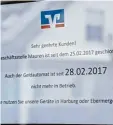  ?? Fotos: Wolfgang Widemann ?? Geschlosse­n seit gestern: Die Geschäftss­telle in Mauren. Ein Aushang am Fenster (rechts) weist nochmals darauf hin. Das Gebäu de gehört der Raiffeisen Volksbank und soll einen neuen Eigentümer finden.