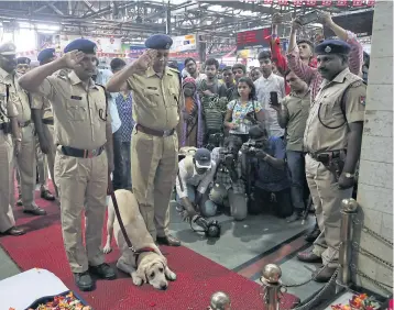  ?? REUTERS ?? Policemen pay their respects at a memorial to mark the tenth anniversar­y of the Nov 26, 2008 attacks at a railway station in Mumbai, India yesterday.