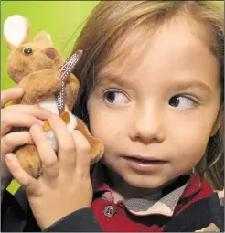  ?? 27561176 ?? Valentin, five, makes a furry friend whilst learning about wildlife and nature in Oz