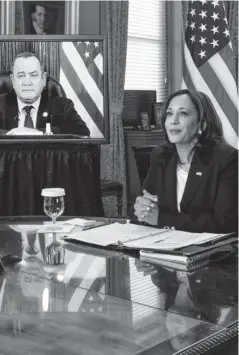  ?? FOTO: AFP ?? >Kamala Harris y Alejandro Giammattei dialogaron.