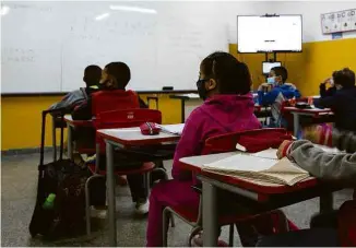  ?? Zanone Fraissat - 3.nov.21/folhapress ?? Crianças usam máscaras em escola na zona sul de São Paulo