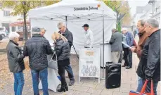  ?? FOTO: AEP ?? So war es am SZ-Stand: Besucher diskutiere­n und schreiben.