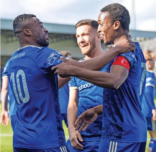  ?? Phil Jones/sportseyep­hoto.com ?? ●●Silkmen players celebrate Laurent Mendy’s goal against FC United